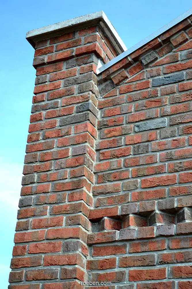 Klinkerfassade mit rot-blauen Klinkern